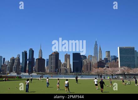 (230413) -- NEW YORK, 13 aprile 2023 (Xinhua) -- la gente gioca gli sport ad un parco a New York, gli Stati Uniti, il 12 aprile 2023. (Xinhua/li Rui) Foto Stock