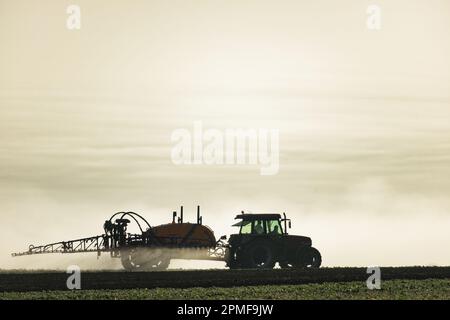 Francia, Meurthe et Moselle, Cerville, la campagna alle porte della Grande Nancy Metropolis, trattore di fertilizzanti a spruzzo per fertilizzare i terreni agricoli Foto Stock