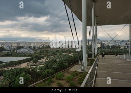 Affacciato su Atene dal Centro Culturale della Fondazione Stavros Niarchos di Kallithea, Grecia Foto Stock