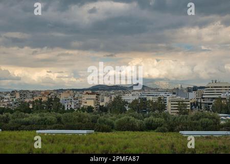 Vista su Atene dal Parco Stavros Niarchos in primavera Foto Stock