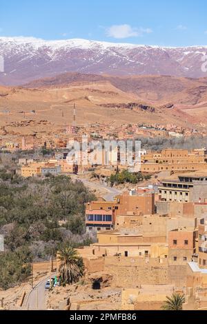 Marocco, Boumalne Dades, città ai piedi delle cime innevate dell'Alto Atlante e allo sbocco dell'alta Valle di Dades Foto Stock