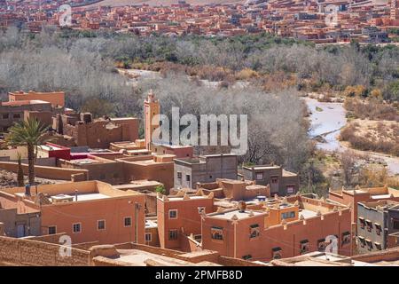 Marocco, Boumalne Dades, città ai piedi delle cime innevate dell'Alto Atlante e allo sbocco dell'alta Valle di Dades Foto Stock