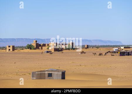 Marocco, provincia di Zagora, dune di sabbia di Tinfou, Sahara Sky hotel ai piedi delle dune Foto Stock