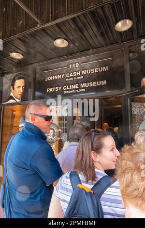 Visitatori in fila per entrare al Johnny Cash Museum di Nashville, Tennessee Foto Stock