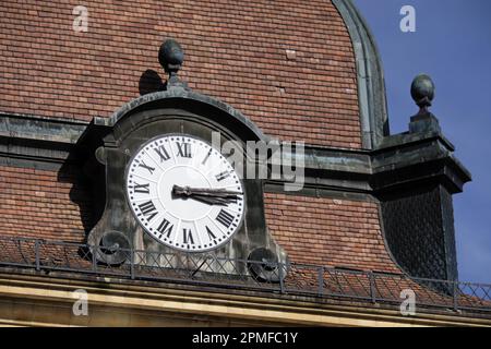 Francia, Doubs, Morteau, Notre Dame de l'Assomption chiesa del 15th ° secolo, torre campanaria, orologio Foto Stock