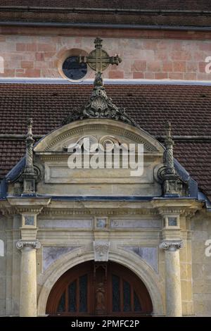 Francia, Doubs, Morteau, Notre Dame de l'Assomption chiesa del 15th ° secolo, porta Foto Stock