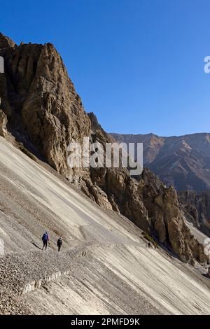 Nepal, Annapurna Conservation Area Project, circuito Annapurna, alta valle Marsyangdi, escursionisti sul percorso di trekking dal lago Tilicho attraversando spettacolari piste di scorrimento Foto Stock