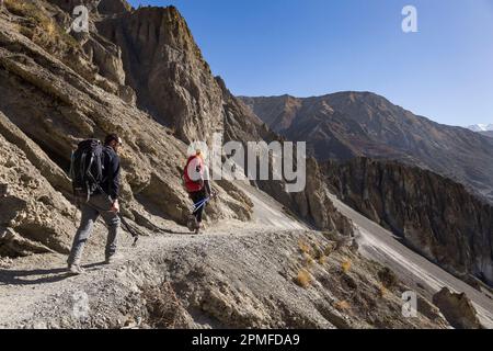 Nepal, Annapurna Conservation Area Project, circuito Annapurna, alta valle Marsyangdi, escursionisti sul percorso di trekking dal lago Tilicho attraversando spettacolari piste di scorrimento Foto Stock