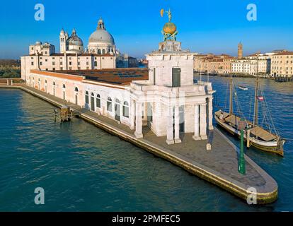 Italia, Veneto, Venezia, dichiarata Patrimonio Mondiale dall'UNESCO, Punta della Dogana ospita attualmente la Fondazione Francois Pinault alla fine del Canal Grande Foto Stock