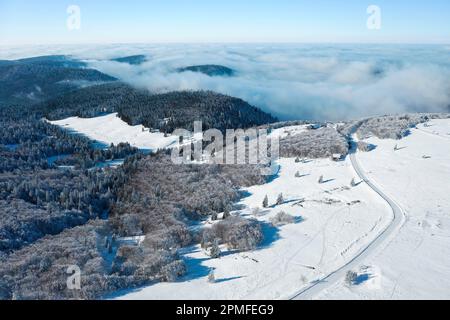 Francia, Vosgi (88), Parco Naturale Regionale dei Ballons des Vosges, la Bresse, la Route des Crêtes sotto la neve, sullo sfondo un mare di nuvole sui Vosgi (vista aerea) Foto Stock