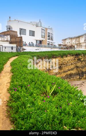 Marocco, provincia di El Jadida, Sidi Bouzid, la Plage Experience caffè-ristorante si affaccia sull'oceano Foto Stock