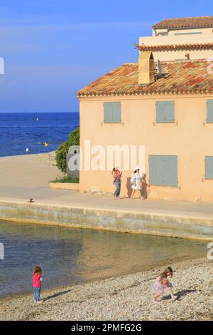 Francia, Var, Saint Tropez, Plage de la Ponche e il Quai de la Pesquiere e le sue case sul lungomare Foto Stock