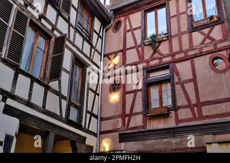 Francia, Bas Rhin, Strasburgo, città vecchia dichiarata patrimonio mondiale dall'UNESCO, Rue du Tonnelet Rouge, case a graticcio, cortile interno Foto Stock