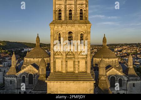 Francia, Dordogne, Perigord Bianco, Perigueux, la Cattedrale di San fronte dichiarata Patrimonio Mondiale dall'UNESCO nel contesto della Via Pellegrina di Santiago, Cattedrale di San fronte Bizantina (vista aerea) Francia, Dordogne (24), Périgord Blanc, Périgueux, la cathédrale Saint-Front classée Patrimoine Mondial de l'Unesco au titre des chemins de Saint-Jacques de Compostelle, cathédrale bizantino Saint-Front (vue aérienne) Foto Stock