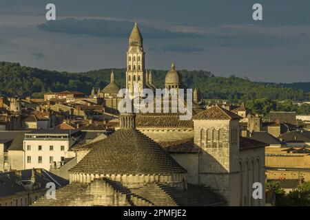 Francia, Dordogne, Perigord Bianco, Perigueux, la Cattedrale di San fronte dichiarata Patrimonio Mondiale dall'UNESCO nel contesto della Via Pellegrina di Santiago, Cattedrale di San fronte Bizantina (vista aerea) Francia, Dordogne (24), Périgord Blanc, Périgueux, la cathédrale Saint-Front classée Patrimoine Mondial de l'Unesco au titre des chemins de Saint-Jacques de Compostelle, cathédrale bizantino Saint-Front (vue aérienne) Foto Stock