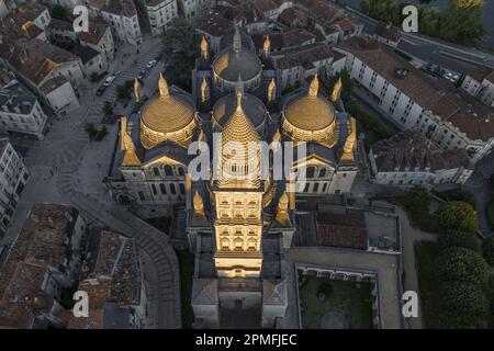 Francia, Dordogne, Perigord Bianco, Perigueux, la Cattedrale di San fronte dichiarata Patrimonio Mondiale dall'UNESCO nel contesto della Via Pellegrina di Santiago, Cattedrale di San fronte Bizantina (vista aerea) Francia, Dordogne (24), Périgord Blanc, Périgueux, la cathédrale Saint-Front classée Patrimoine Mondial de l'Unesco au titre des chemins de Saint-Jacques de Compostelle, cathédrale bizantino Saint-Front (vue aérienne) Foto Stock