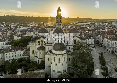 Francia, Dordogne, Perigord Bianco, Perigueux, la Cattedrale di San fronte dichiarata Patrimonio Mondiale dall'UNESCO nel contesto della Via Pellegrina di Santiago, Cattedrale di San fronte Bizantina (vista aerea) Francia, Dordogne (24), Périgord Blanc, Périgueux, la cathédrale Saint-Front classée Patrimoine Mondial de l'Unesco au titre des chemins de Saint-Jacques de Compostelle, cathédrale bizantino Saint-Front (vue aérienne) Foto Stock