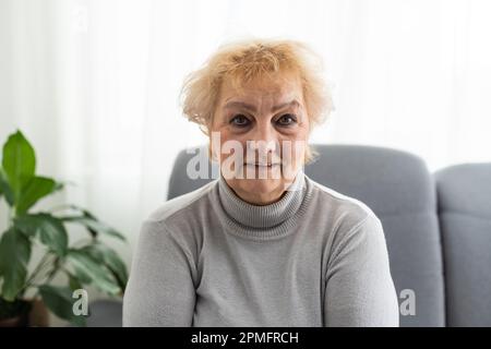 Positivo sicuro abbastanza maturo business leader donna testa scatto ritratto. Signora anziana nera dai capelli corti che guarda la macchina fotografica, sorridente, in posa in ufficio Foto Stock