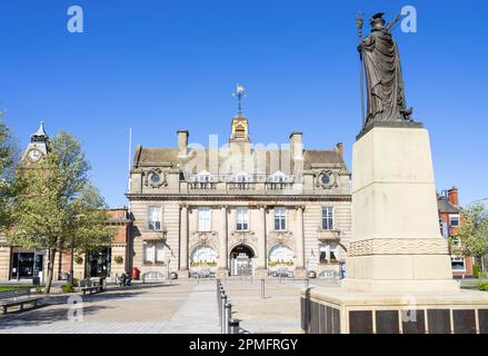 Crewe War Memorial in Memorial Square and Municipal Buildings and Crewe Cheshire East Register Office Crewe Cheshire England UK GB Europe Foto Stock