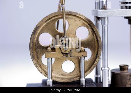 primo piano della costruzione di un motore stirling con tavolo bianco e sfondo bianco Foto Stock