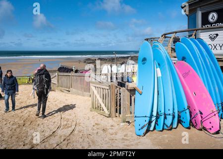 Tavole da surf colorate impilate e disponibili per il noleggio presso il negozio di surf a Fistral Beach a Newquay in Cornovaglia in Inghilterra nel Regno Unito. Foto Stock