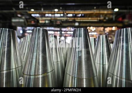 Scranton, Stati Uniti. 12th Apr, 2023. Le conchiglie non finite aspettano di essere preparate per la verniciatura. L'impianto di munizioni dell'esercito di Scranton ha tenuto una giornata di media per mostrare ciò che fanno. La pianta fa un guscio di artiglieria di 155mm. Credit: SOPA Images Limited/Alamy Live News Foto Stock