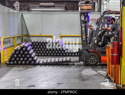 Scranton, Stati Uniti. 12th Apr, 2023. Un carrello sposta i gusci di artiglieria. L'impianto di munizioni dell'esercito di Scranton ha tenuto una giornata di media per mostrare ciò che fanno. La pianta fa un guscio di artiglieria di 155mm. Credit: SOPA Images Limited/Alamy Live News Foto Stock