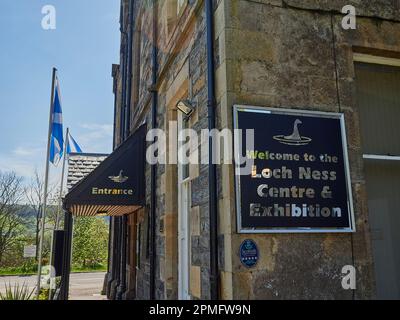 Drumnadrochit, Scozia - 05 23 2018: Cartello di benvenuto presso il centro visitatori di Loch Ness in Scozia. Foto Stock