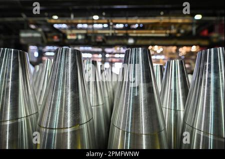 Scranton, Stati Uniti. 12th Apr, 2023. Le conchiglie non finite aspettano di essere preparate per la verniciatura. L'impianto di munizioni dell'esercito di Scranton ha tenuto una giornata di media per mostrare ciò che fanno. La pianta fa un guscio di artiglieria di 155mm. (Foto di Aimee Dilger/SOPA Images/Sipa USA) Credit: Sipa USA/Alamy Live News Foto Stock