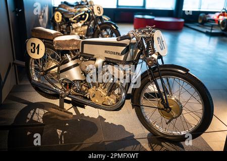 Husqvarna 500 1935, una delle moto da corsa più veloci della 1930s. Motocicletta retro classica. Mostra al Museo del motore di riga. Riga, Lettonia, 17 agosto 2022 Foto Stock