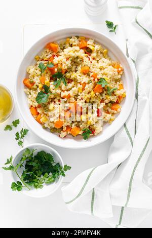 Bulgur con verdure e prezzemolo fresco Foto Stock