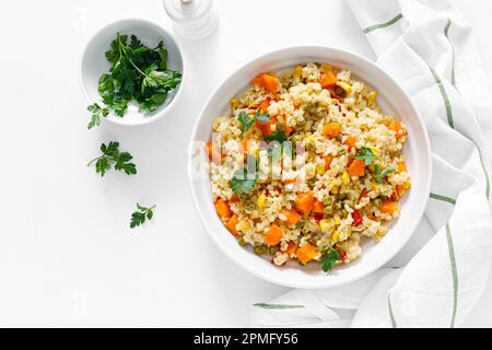 Bulgur con verdure e prezzemolo fresco Foto Stock