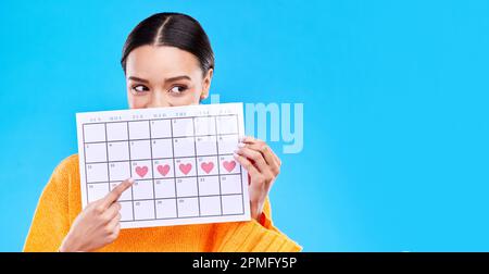 Calendario, periodo e donna su sfondo blu con cuore per la programmazione, la pianificazione e le mestruazioni in studio. Promemoria mockup, mensile e gli occhi della ragazza Foto Stock