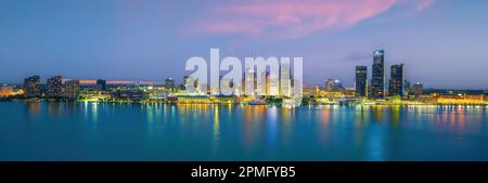 Skyline di Detroit nel Michigan, paesaggio urbano degli Stati Uniti al tramonto girato da Windsor, Ontario Canada Foto Stock