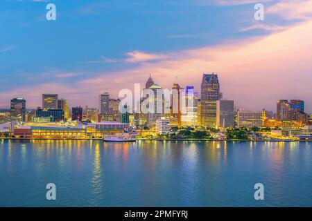 Skyline di Detroit nel Michigan, paesaggio urbano degli Stati Uniti al tramonto girato da Windsor, Ontario Canada Foto Stock