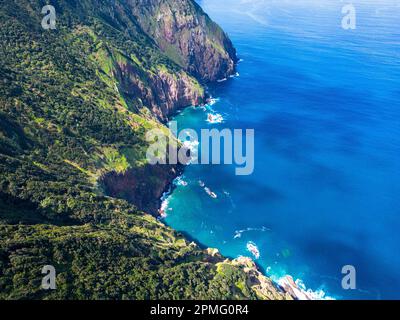 Madeira. Vista aerea di Boca do Risco. Ripide scogliere sull'Oceano Atlantico. Isola di Madeira, Portogallo. Foto Stock