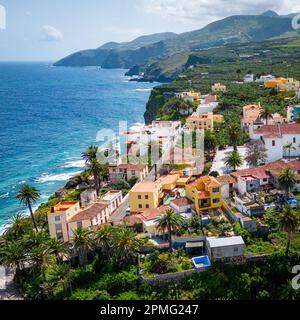 Vista aerea al villaggio di San Andres vicino a Los Sauces a nord-est dell'isola di la Palma. Verdi colline vulcaniche, e la costa dell'Oceano Atlantico. Spagna. Foto Stock