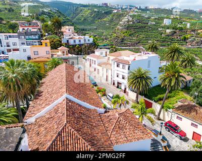 Vista aerea al villaggio di San Andres vicino a Los Sauces a nord-est dell'isola di la Palma. Verdi colline vulcaniche, e la costa dell'Oceano Atlantico. Spagna. Foto Stock