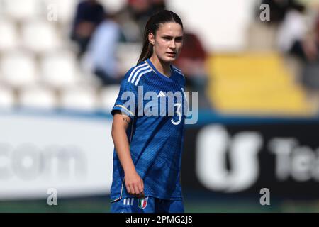 Vercelli, Italia, 11th aprile 2023. Giulia Trevisan d'Italia durante la partita del Campionato UEFA U19 allo Stadio Silvio Piola di Vercelli. L'immagine di credito dovrebbe essere: Jonathan Moskrop / Sportimage Foto Stock