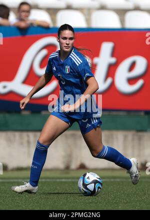 Vercelli, Italia, 11th aprile 2023. Giulia Trevisan d'Italia durante la partita del Campionato UEFA U19 allo Stadio Silvio Piola di Vercelli. L'immagine di credito dovrebbe essere: Jonathan Moskrop / Sportimage Foto Stock