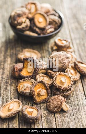 Funghi shiitake secchi sul tavolo di legno. Foto Stock