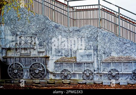 Locomozione n. 1 scultura raffigurante la ferrovia di Stockton e Darlington, Spring Street, Stockton on Tees, Cleveland, Inghilterra Foto Stock