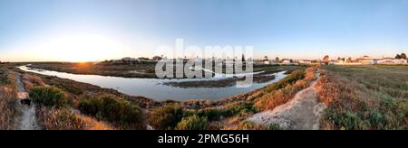 Splendido paesaggio con vista panoramica sul quartiere di Los Gallos, situato vicino alle saline di Carboneros, a Chiclana de la Frontera, Spagna Foto Stock