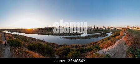 Splendido paesaggio con vista panoramica sul quartiere di Los Gallos, situato vicino alle saline di Carboneros, a Chiclana de la Frontera, Spagna Foto Stock