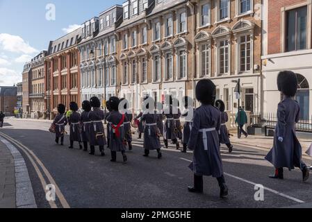 Windsor, Berkshire, Inghilterra, Regno Unito. 2023. I guardiani marciano di nuovo in caserma nel centro della città di Windsor a seguito di una cerimonia di cambio della guardia. Foto Stock