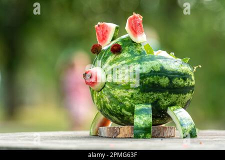 creativissima bacinella di frutta a forma di maiale realizzata in cocomero, concetto di creatività, primo piano Foto Stock