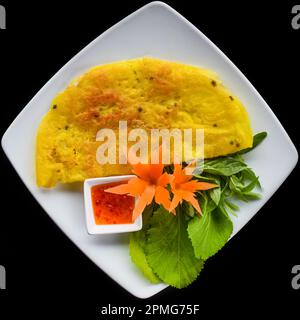 Frittella vietnamita con pesce e vista dall'alto su sfondo nero Foto Stock