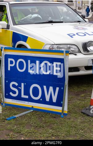 Aprile 2023 - Classic Police Display con Police Slow Signs al Pageant of Motoring sui prati a Weston super Mare, nel Nord Somerset, Regno Unito. Foto Stock