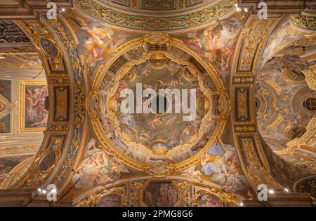 GENOVA, ITALIA - 5 MARZO 2023: La cupola laterale con l'affresco delle virtù cardinali e profeti e nella chiesa del Gesu. Foto Stock