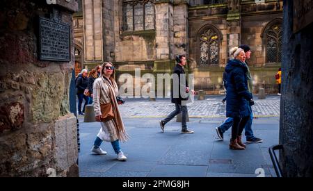 Turisti nella High Street di Edimburgo, parte del Royal Mile. Foto Stock